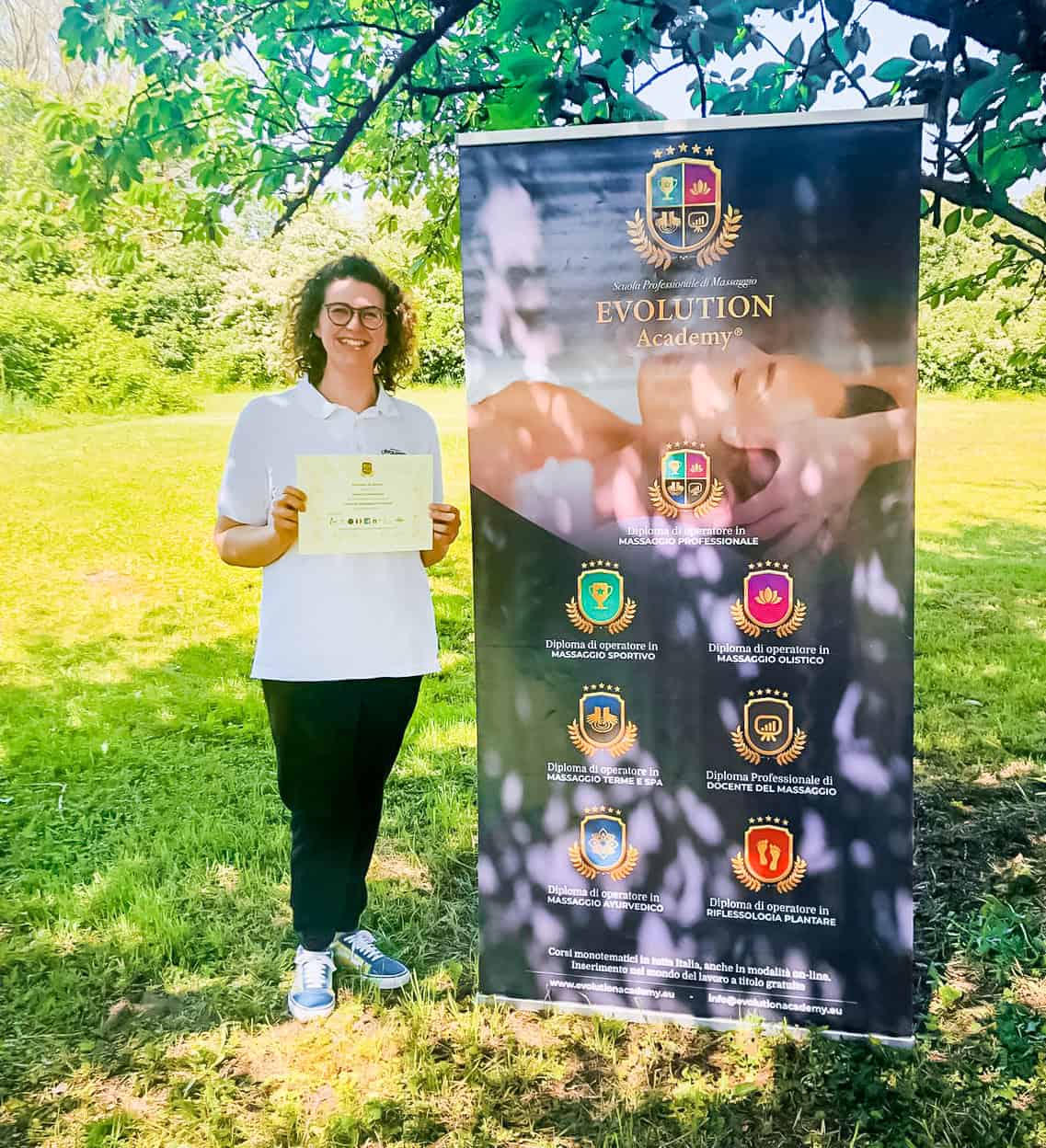 Diplomato in massaggi professionali presso Evolution Academy® in un parco verde all'aperto.