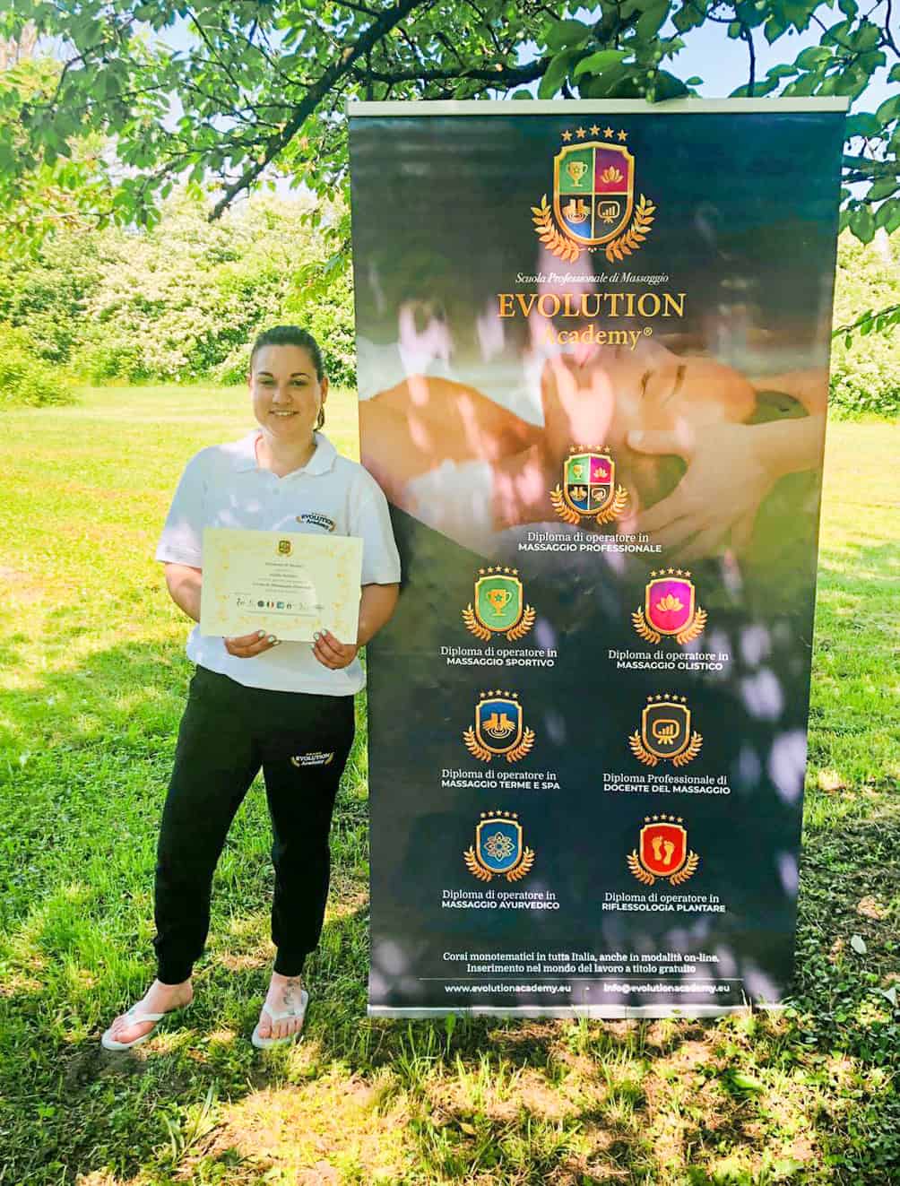 Certificazione di massaggiatrice professionale presso Evolution Academy®, con diplomi in massaggio sportivo, olistico, Ayurvedico, e altro ancora.