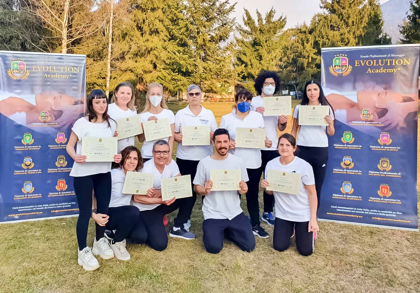 Certificazione professionale evolutiva Evolution Academy® all'aperto, con partecipanti felici e formati.
