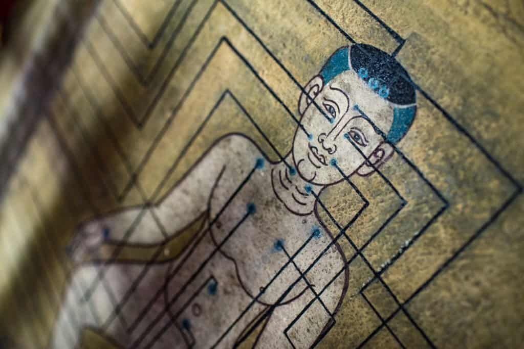 Ragazzo in stile artistico con linee geometriche, simbolo di crescita personale e formazione.