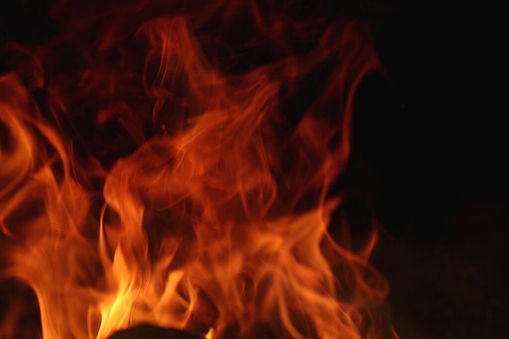 Fuoco ardente con fiamme intense, simbolo di trasformazione e passione.