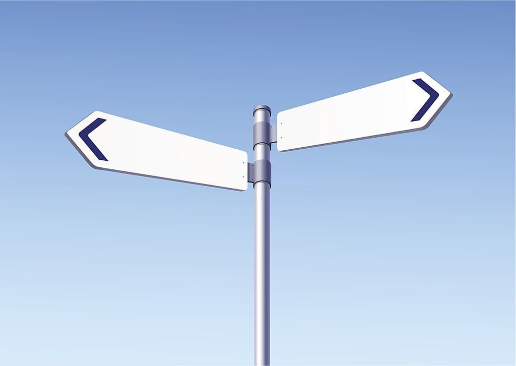 Indicazioni stradali vuote, scelta tra due percorsi, simbolo di decisione e direzione.