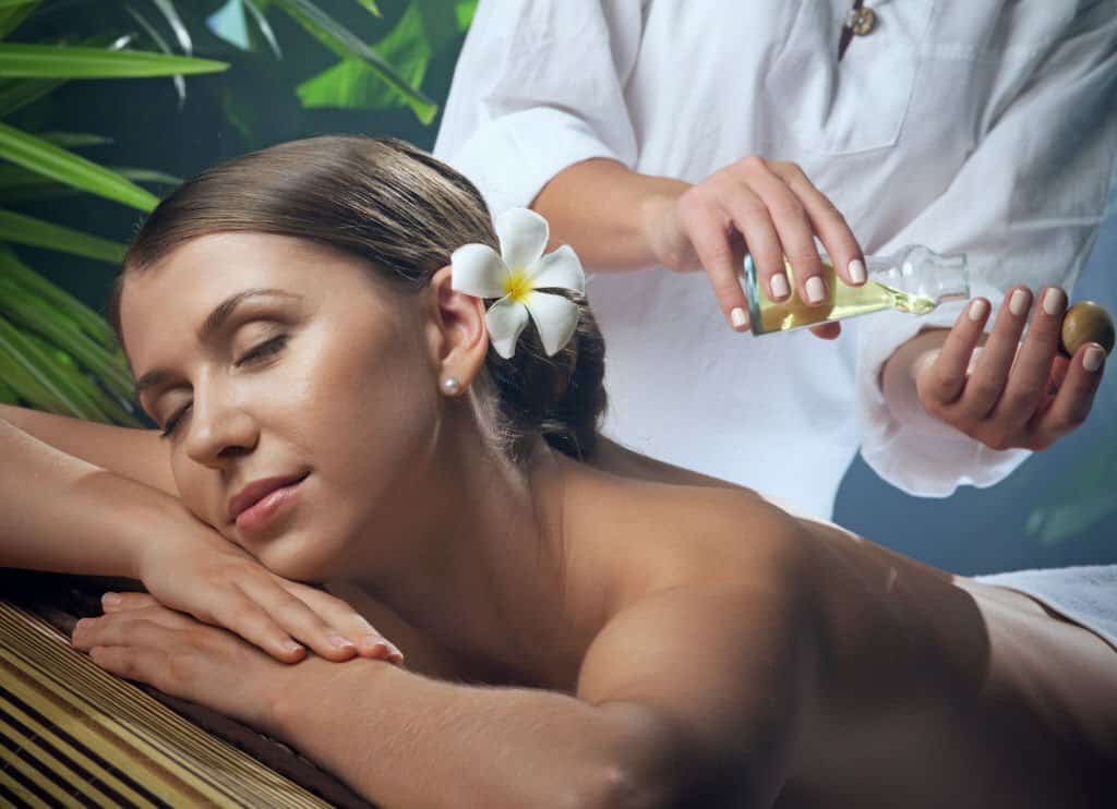 Relaxing massaggio con oli essenziali in un centro benessere.