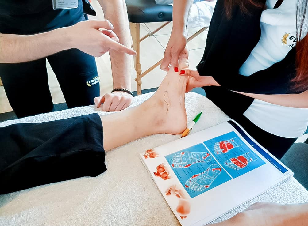 Pedicure olistico con tecniche di massaggio e analisi del piede presso Evolution Academy®.
