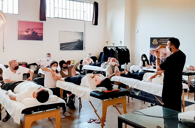 Massaggi professionali in corso presso Evolution Academy, formazione di esperti nel settore del benessere e della terapia corporea.