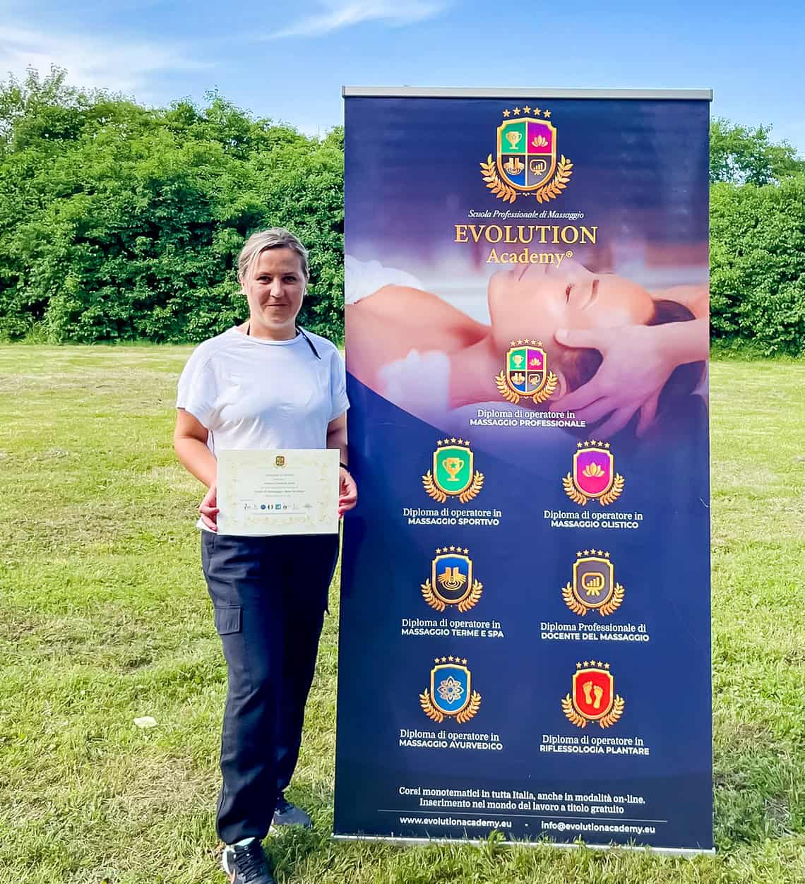 Operatrice di massaggi con diploma Evolution Academy, formazione professionale in massaggi e benessere.