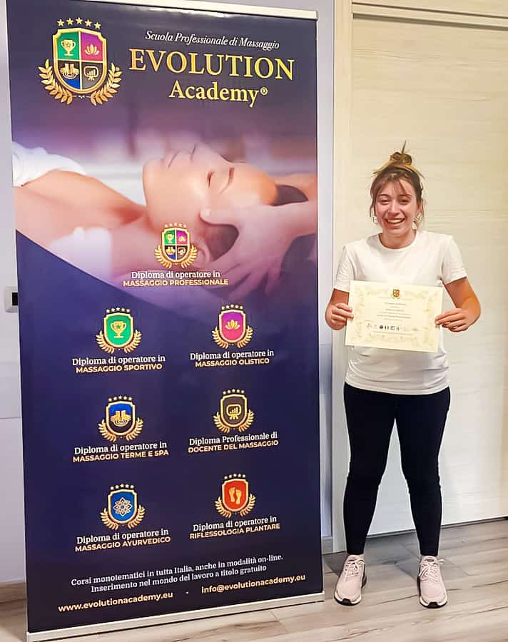 Massaggiatrice felice con diploma di formazione Evolution Academy, centro di formazione professionale massaggi e benessere.