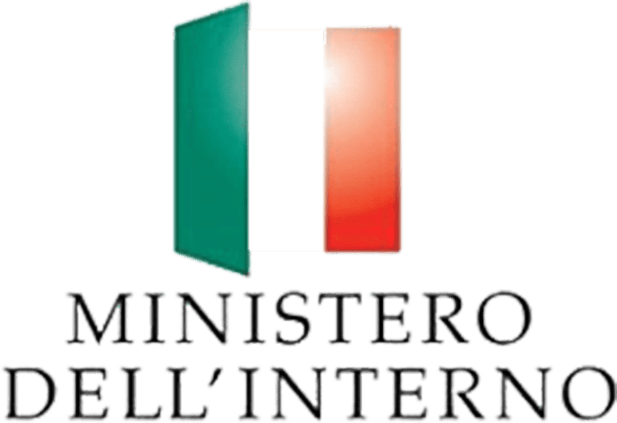 Pannello con bandiera italiana, simbolo di crescita e formazione in Italia.