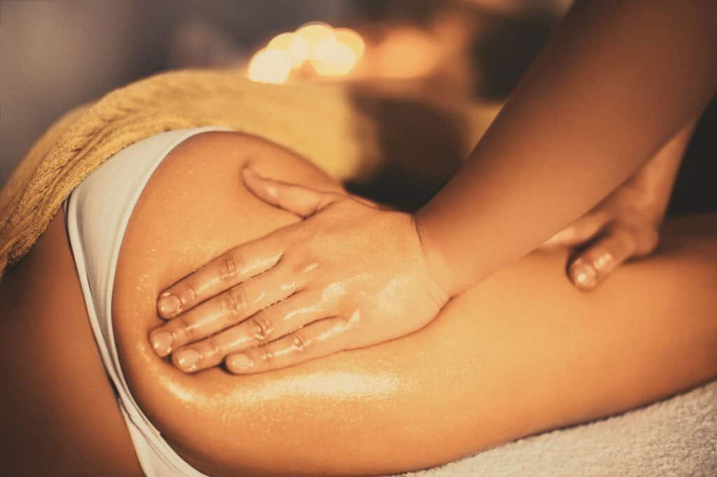 Il massaggio nelle zone sensibili: i glutei