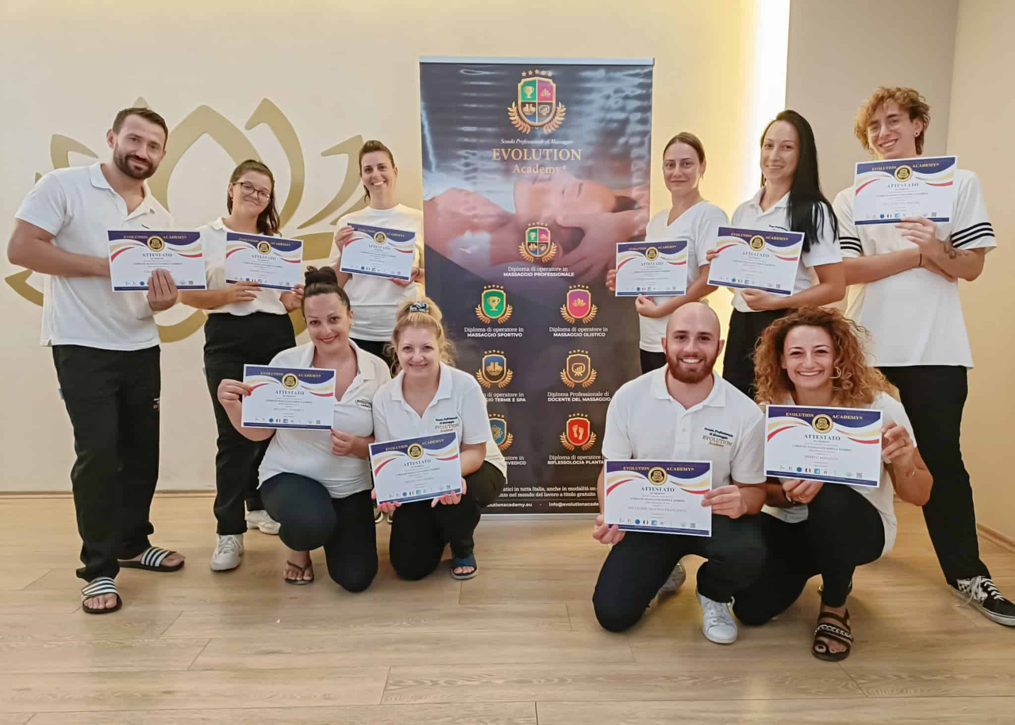 Tecnici in massaggio professionale con certificato Evolution Academy® a Roma, formazione qualificata per massaggi e benessere.