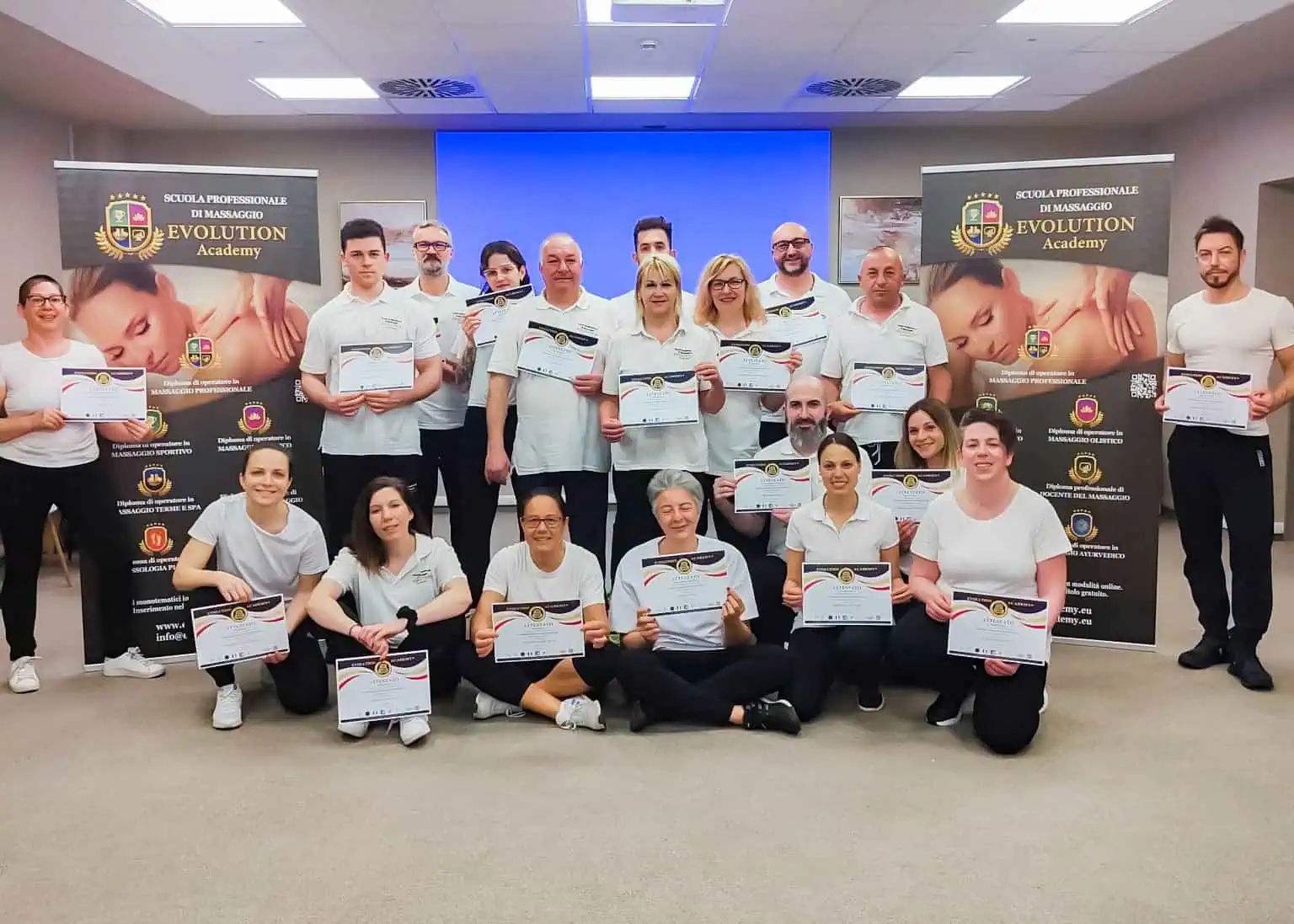 Diploma di formazione in massaggi professionale presso Evolution Academy e certificazioni riconosciute nel settore del benessere e massaggio.