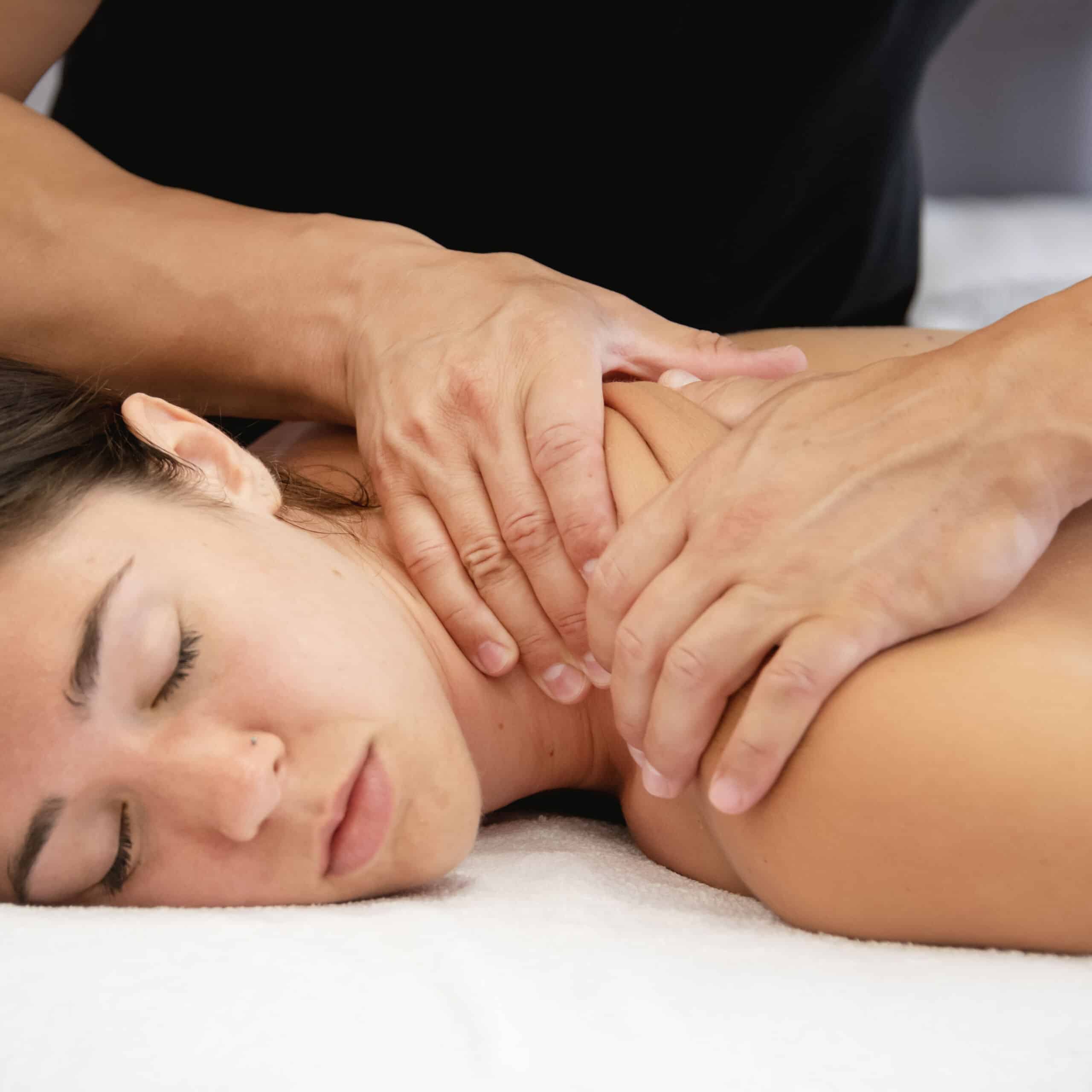 Tecnica di massaggio rilassante e benessere con terapista professionale.