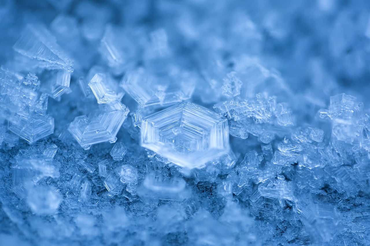 Ghiaccio cristallino blu, macro fotografica di cristalli di ghiaccio su neve.