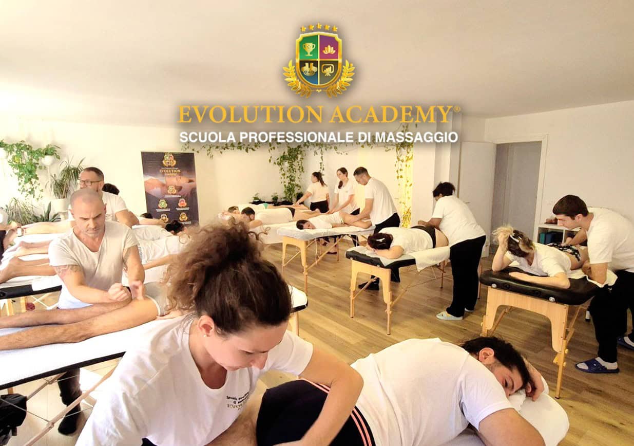 Massaggiatori in formazione durante corso presso Evolution Academy® scuola professionale di massaggio.