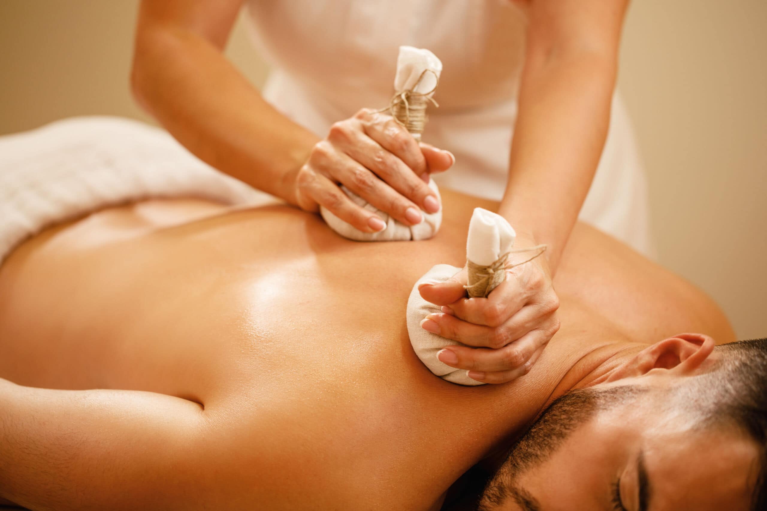 Prestazione di massaggi con strumenti di trattamento del dolore e del benessere.