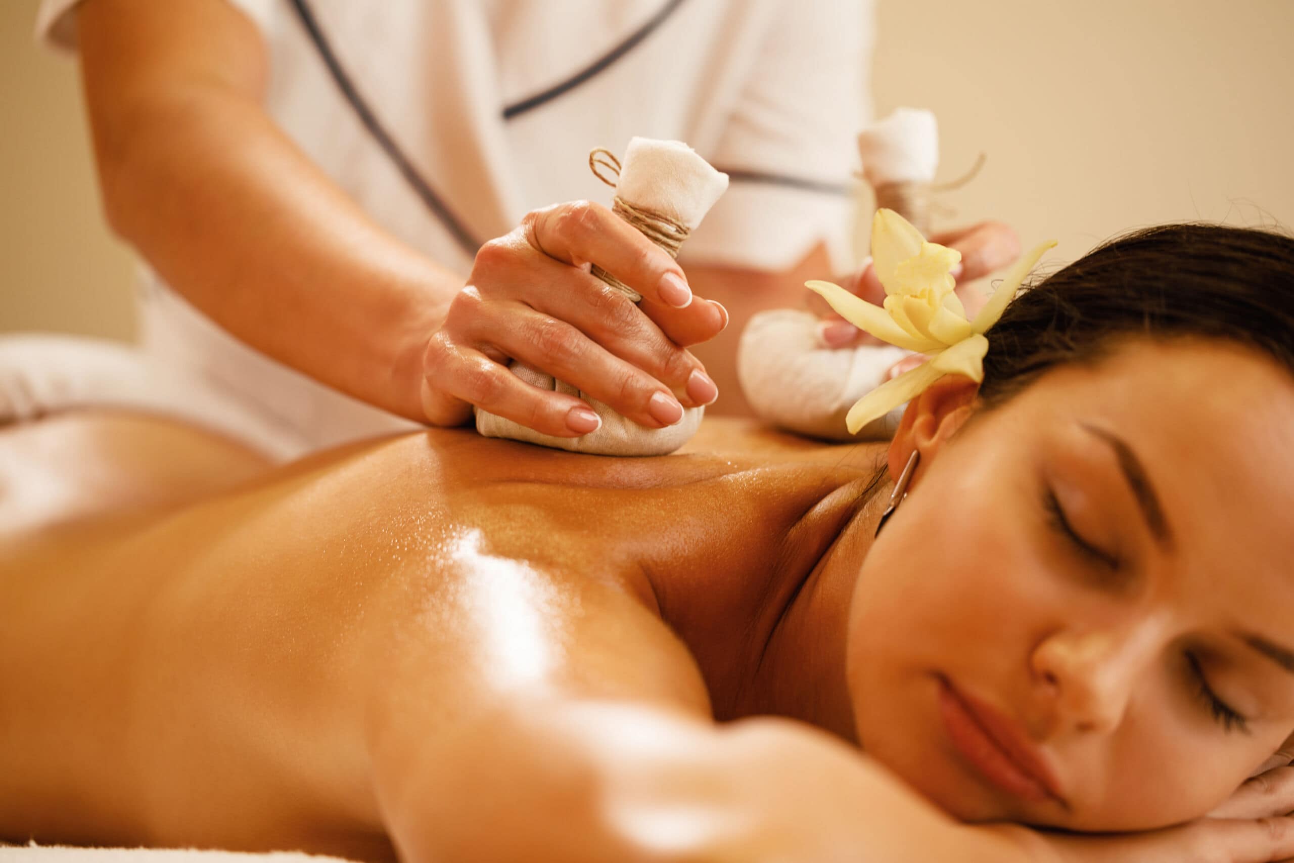 Massaggio rilassante con oli essenziali presso Evolution Academy®.