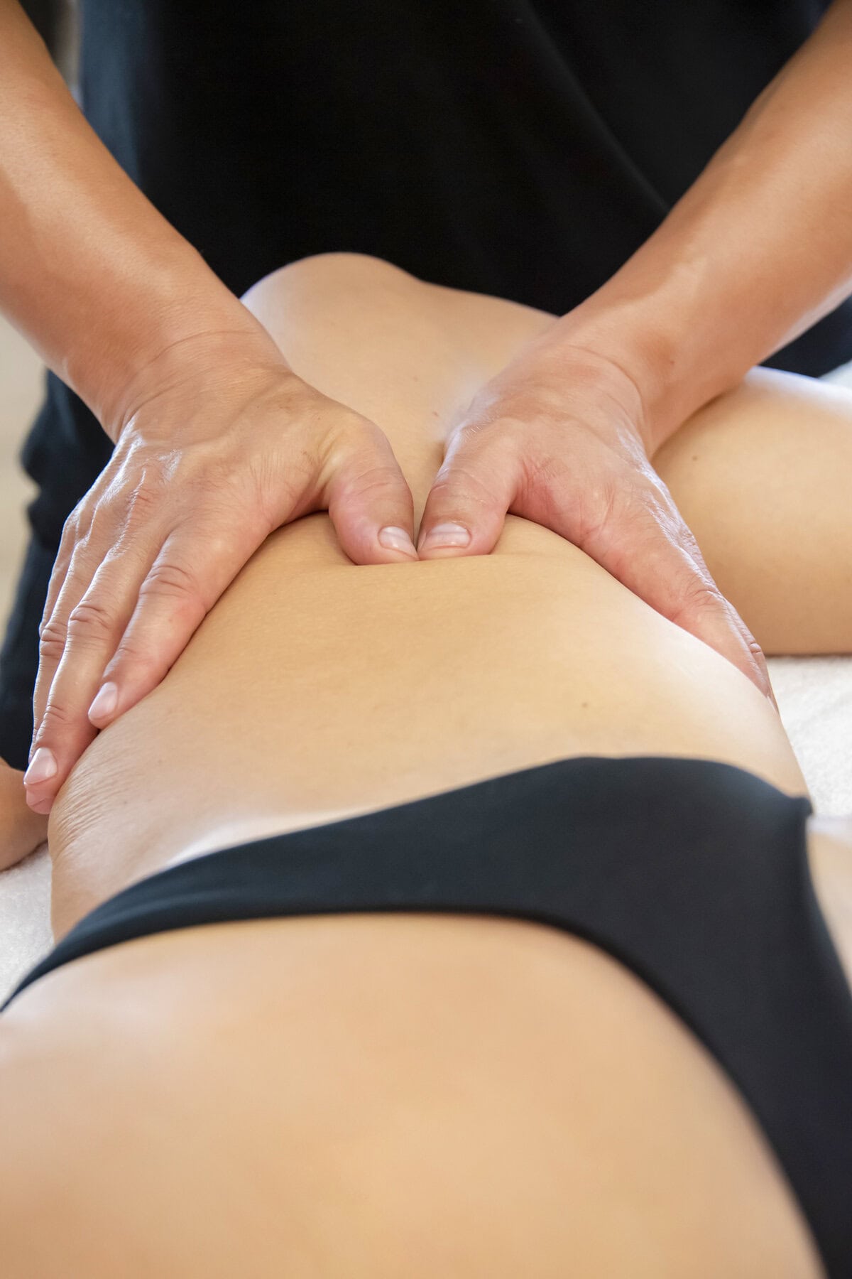 Massaggiatore professionista esegue una seduta di terapia e rilassamento muscolare.