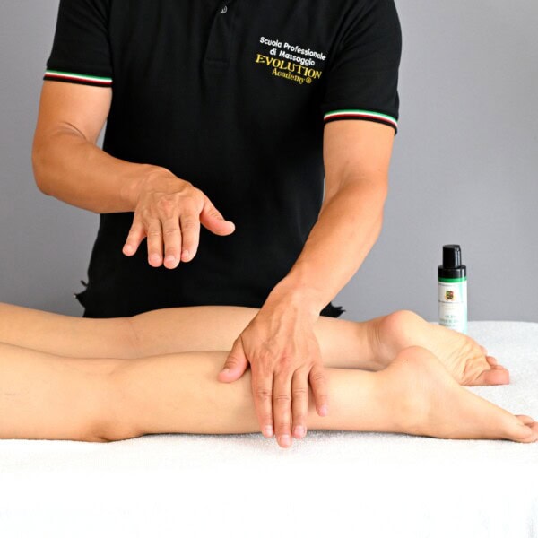 Tecnico di massaggio base durante il corso di formazione presso Evolution Academy.