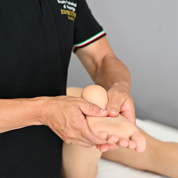 Tecnica di riflessologia plantare per il diploma presso Evolution Academy.