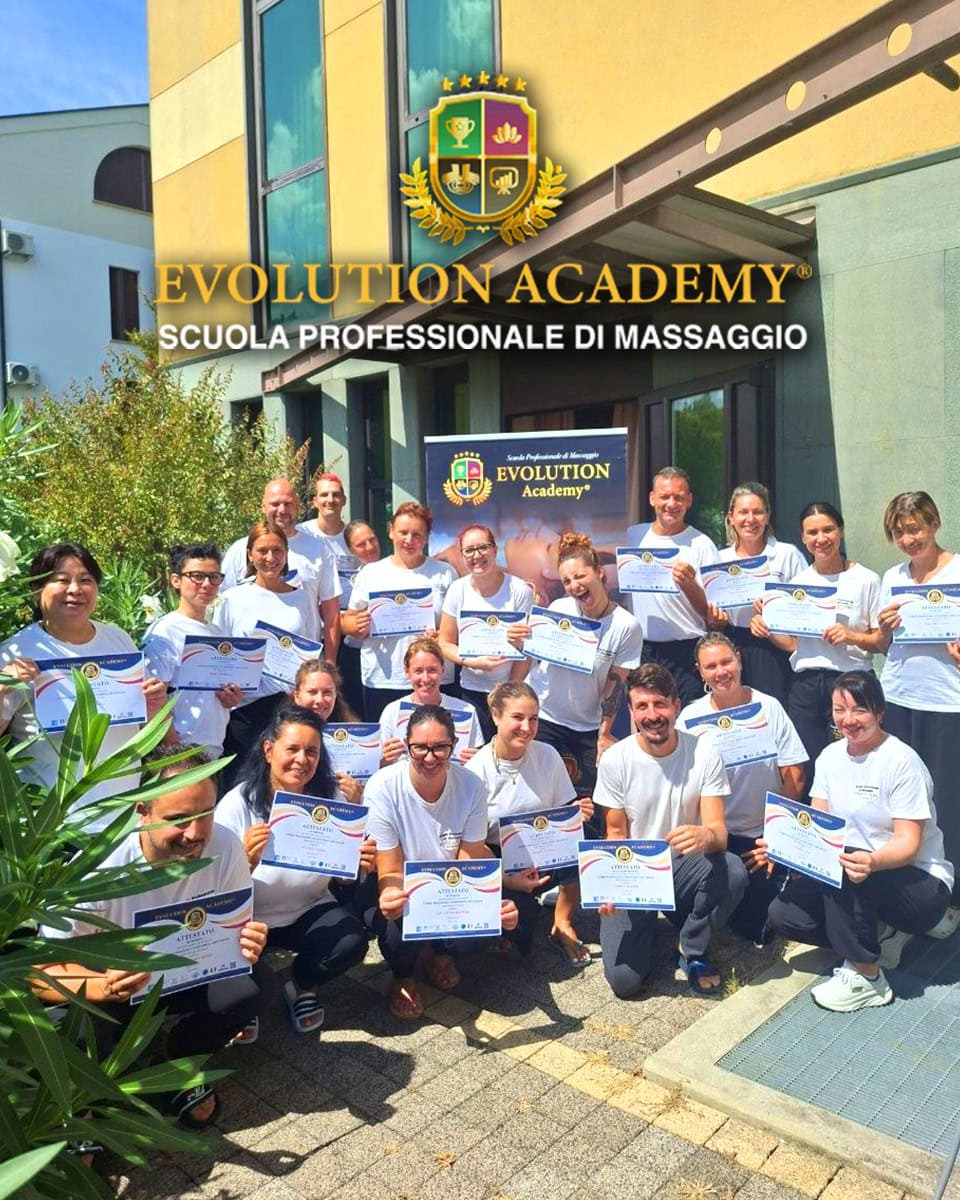 Gruppo di studenti con certificati davanti alla sede di Evolution Academy.