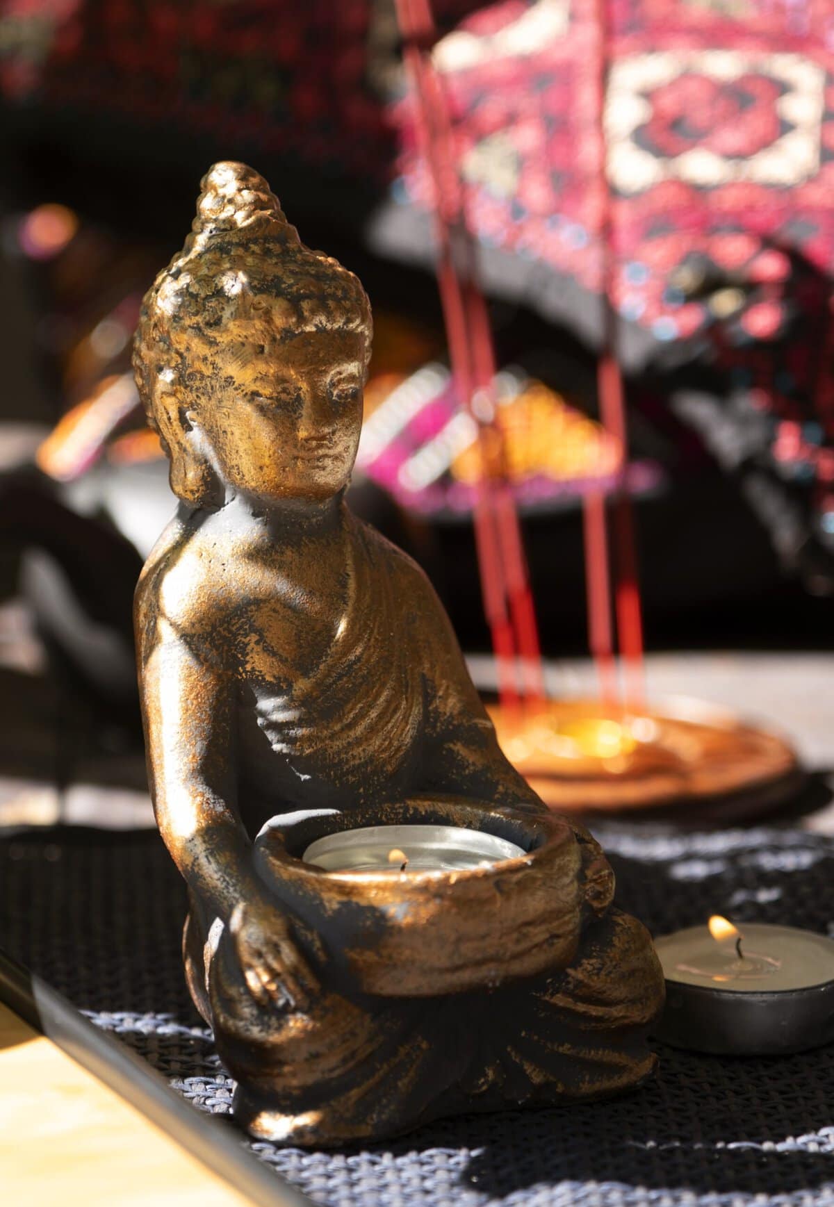 Statua di Buddha in bronzo con ciotola, simbolo di pace e meditazione.