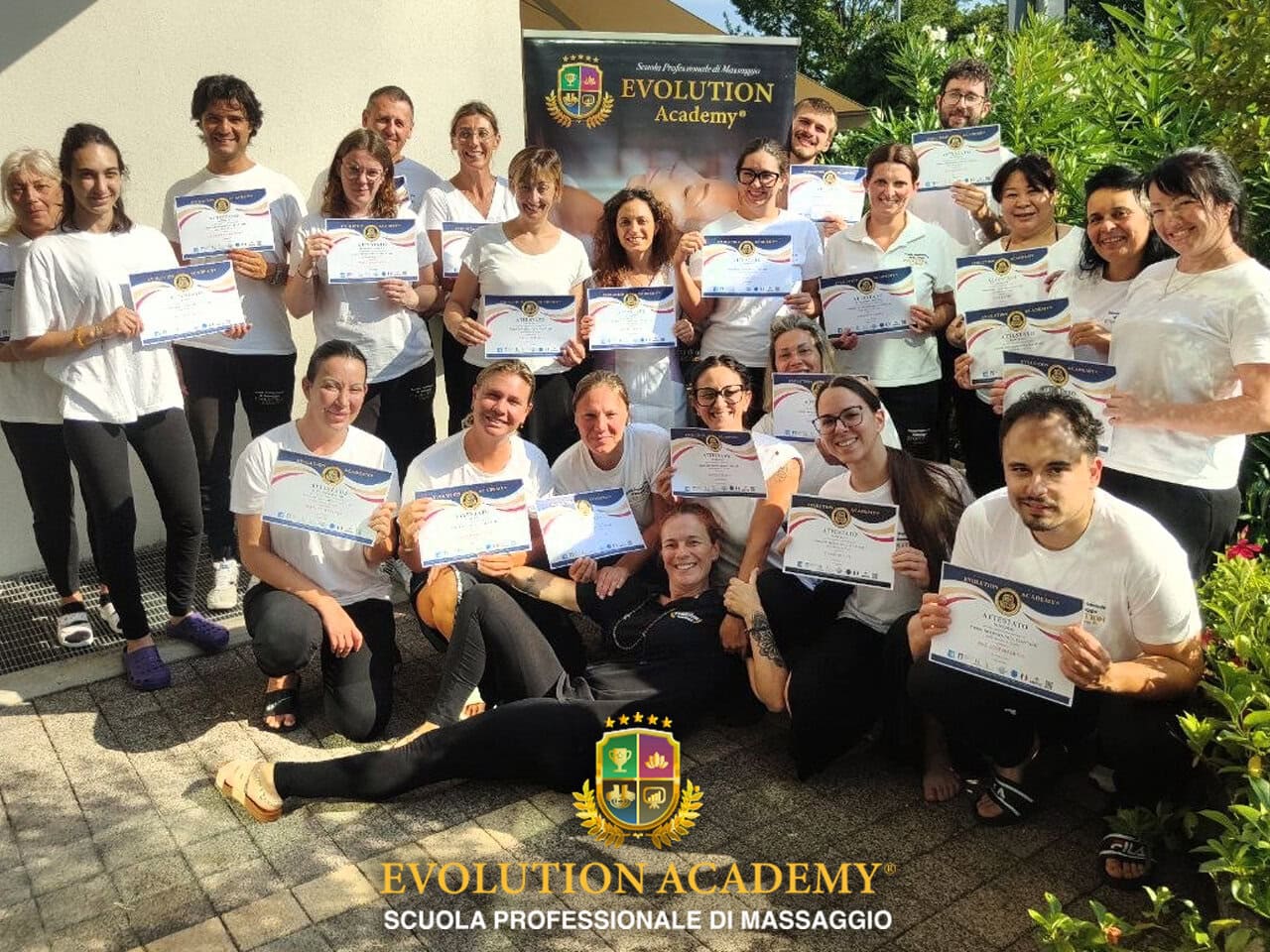 Gruppo di studenti con certificati di formazione in riflessologia plantare.
