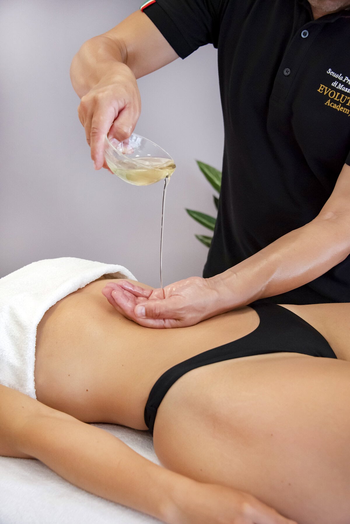 A cosa serve l'Olio di Mandorle Dolci? Scopri tutti i suoi benefici per la pelle e come utilizzarlo correttamente per i massaggi.